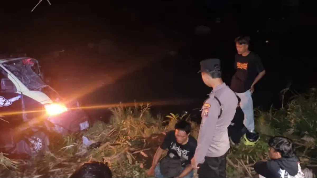 Anggota Satlantas Polresta Banyuwangi memantau pikap yang terjun ke bawah Jembatan Tambong, Kecamatan Kabat, Minggu (23/8).