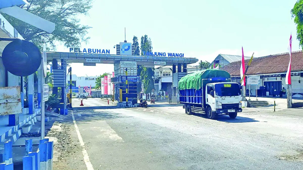 Antrean puluhan truk menuju Pelabuhan Tanjung Wangi mengular sekitar 2 kilometer akibat kendaraan yang belum memiliki tiket kapal. (Fredy Rizki/Radar Banyuwangi)
