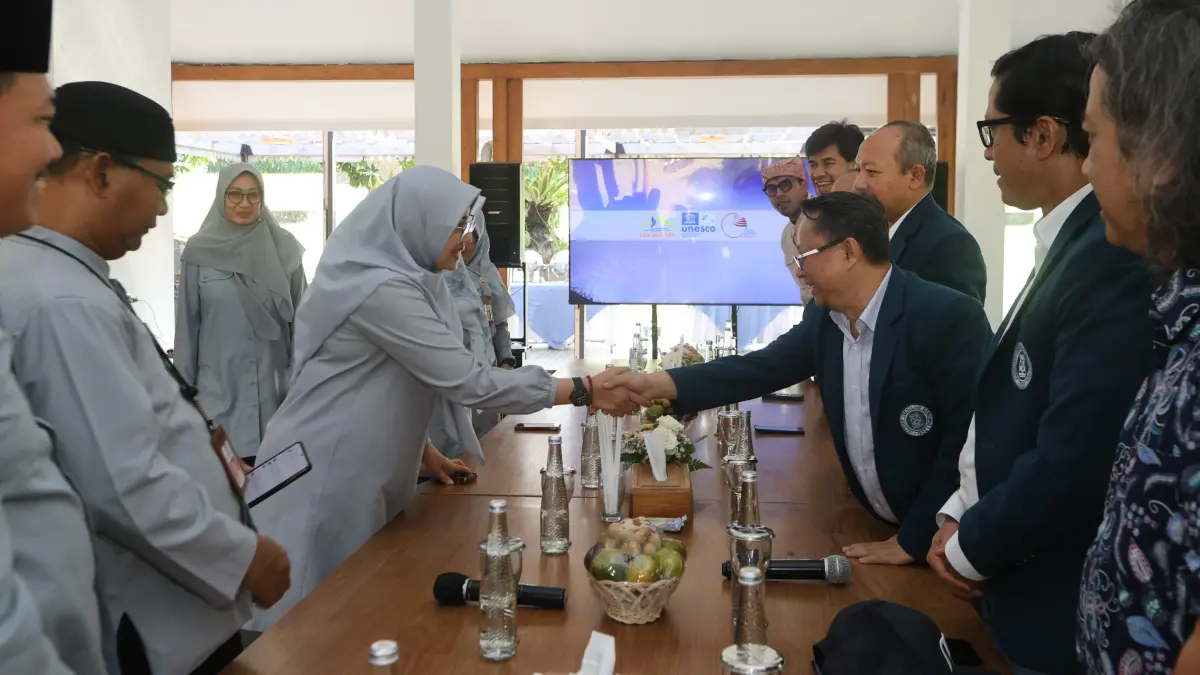 Bupati Ipuk Fiestiandani bertemu dengan Dekan SPITM ITB Prof Ir Wahyu Srigutomo dan jajaran di Pendapa Sabha Swagata Blambangan pada Jumat sore (21/8). (Humas Pemkab untuk Radar Banyuwangi)