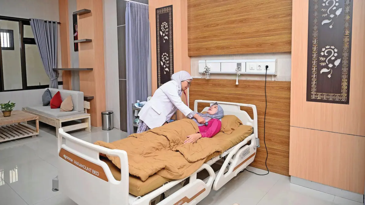 Dokter memeriksa pasien di Poli Eksekutif RSUD Blambangan. Poli tersebut berlokasi di lantai 1 Ruang VVIP Prof dr Imanoedin. (Ramada Kusuma/Radar Banyuwangi)