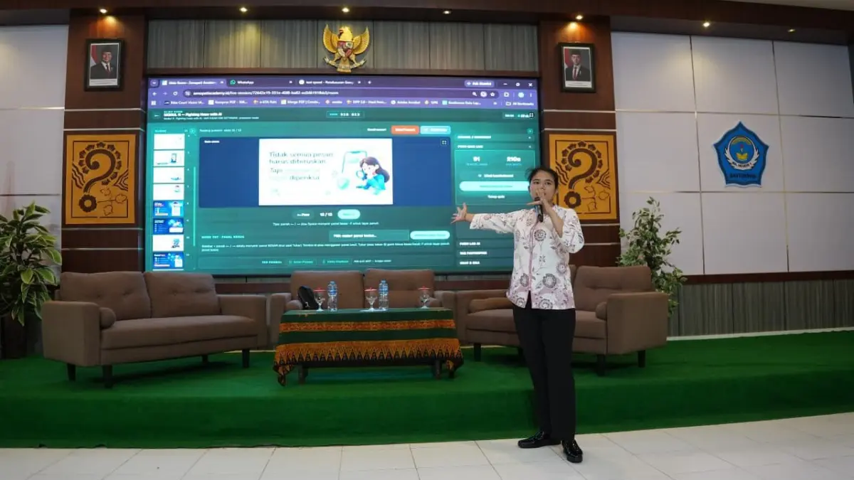 Kasi Humas Polresta Banyuwangi Iptu Ni Made Chandra Dewi memberikan materi kepada siswa di MAN 1 Banyuwangi Kamis (20/3) lalu. (Humas Polresta untuk Radar Banyuwangi)