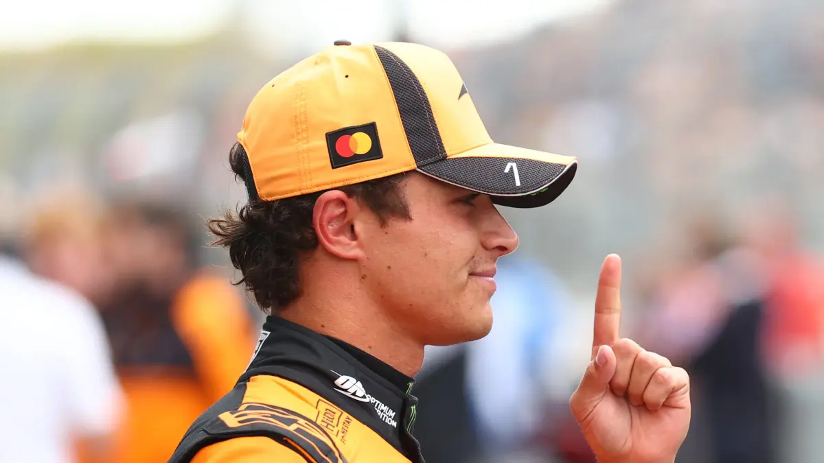 Lando Norris merayakan pole position GP Belanda setelah McLaren menunjukkan kebangkitan performa di Zandvoort. (F1)