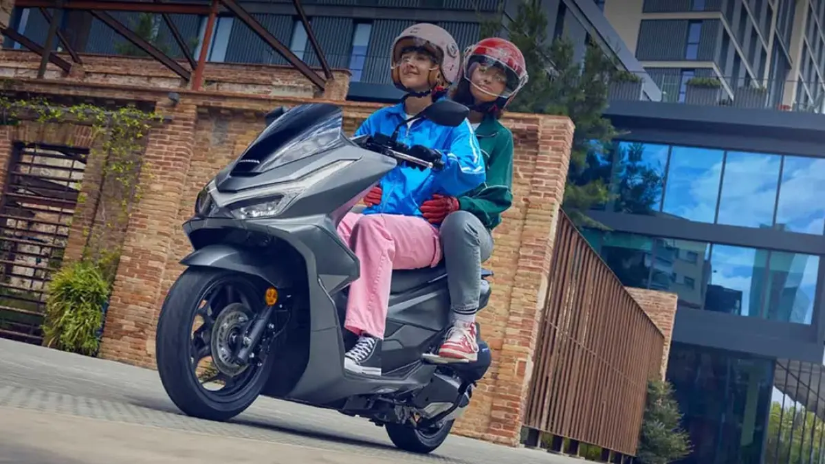 PCX125 dibekali mesin 125 cc berpendingin cairan dengan tenaga 12,3 bhp dan kecepatan maksimum 61 mph. (Tangkapan Layar honda.co.uk)