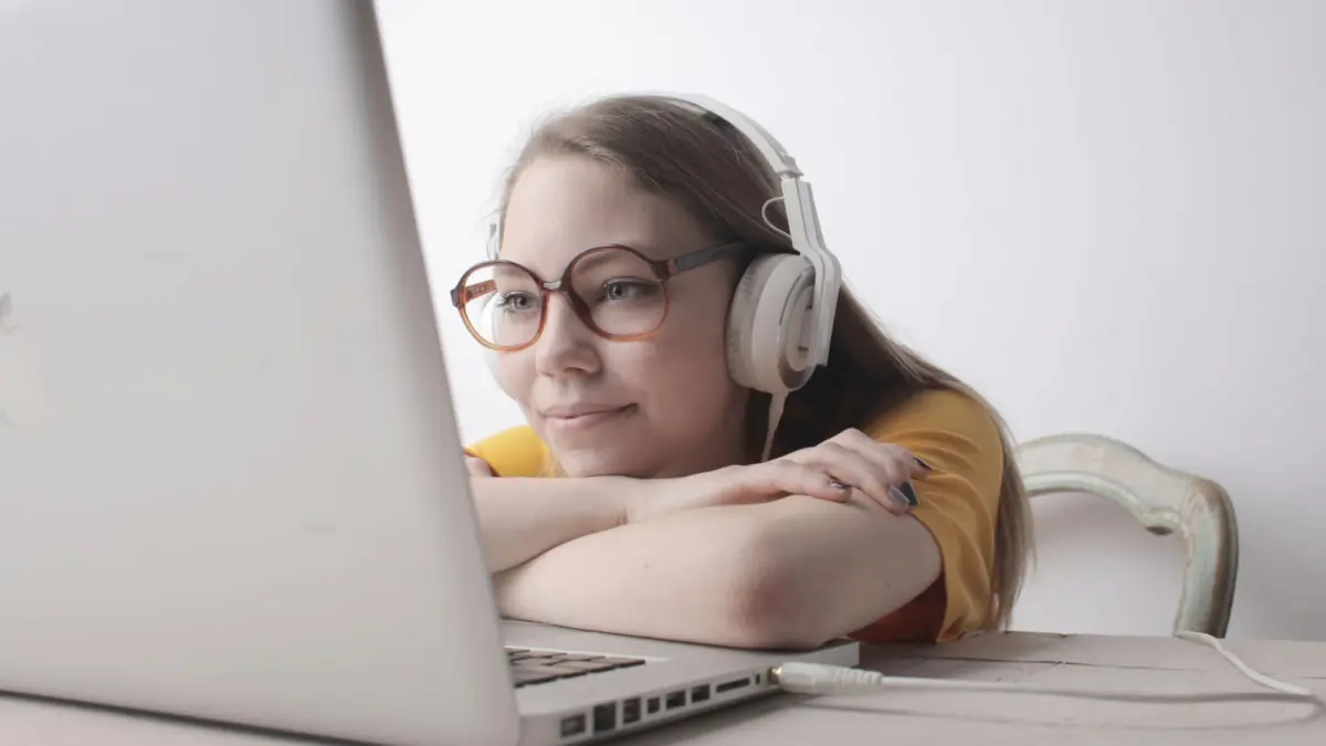 Pengaturan SafeSearch pada Google dapat diubah melalui menu pencarian di komputer atau laptop. (Pexels/Andrea Piacquadio)