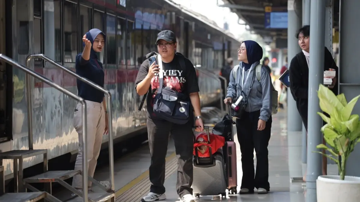 Penumpang memadati area keberangkatan stasiun di wilayah Daop 1 Jakarta selama libur panjang Maulid Nabi Muhammad SAW 2026. (KAI)