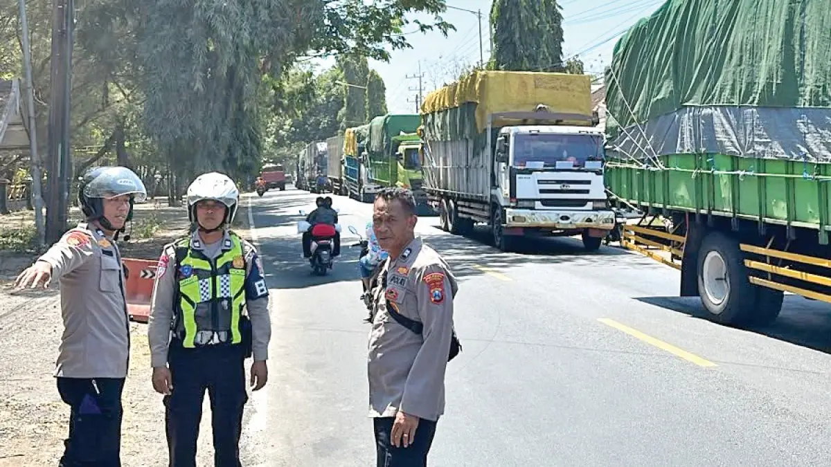 Personel kepolisian mengatur lalu lintas untuk mengurai kepadatan kendaraan di jalur menuju Pelabuhan Tanjung Wangi. (Polsek Tanjungwangi untuk Radar Banyuwangi)