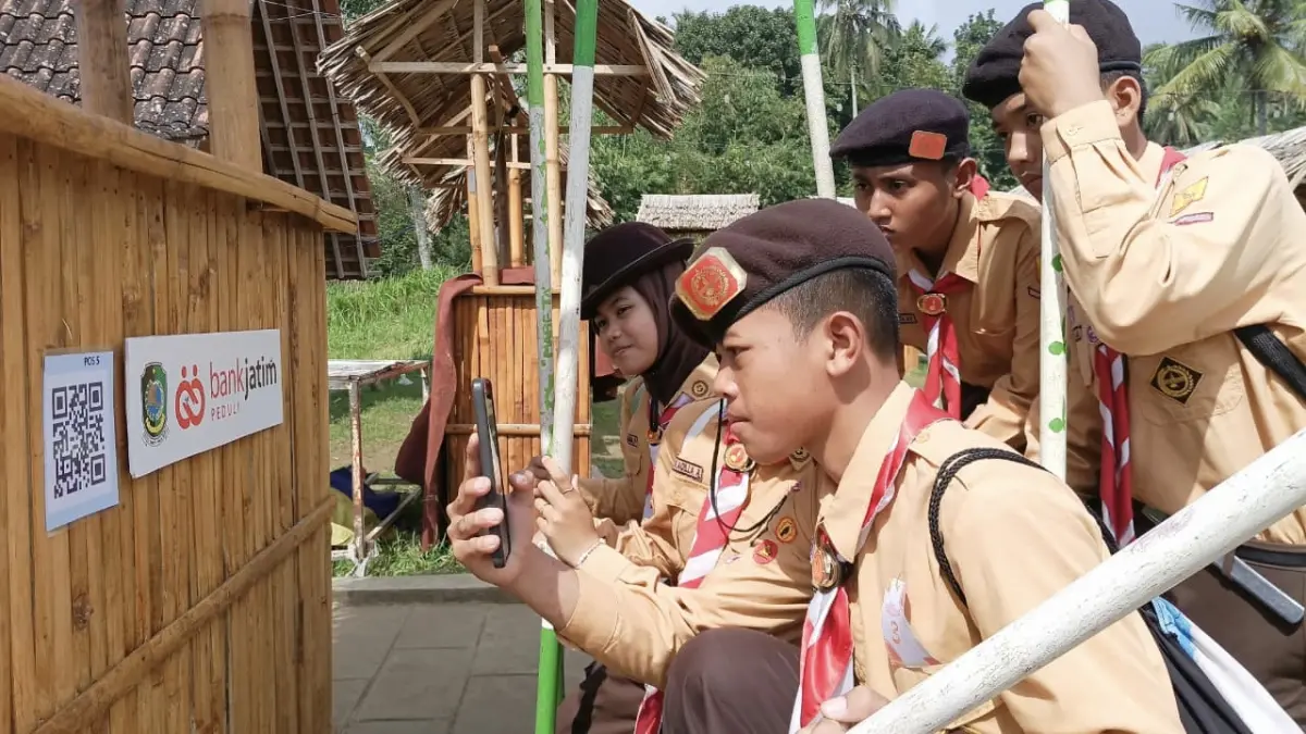 Peserta Radar Digital Mission Race 2026 memindai barcode untuk membuka soal dan misi sebelum melanjutkan perjalanan ke pos berikutnya. (Istimewa)