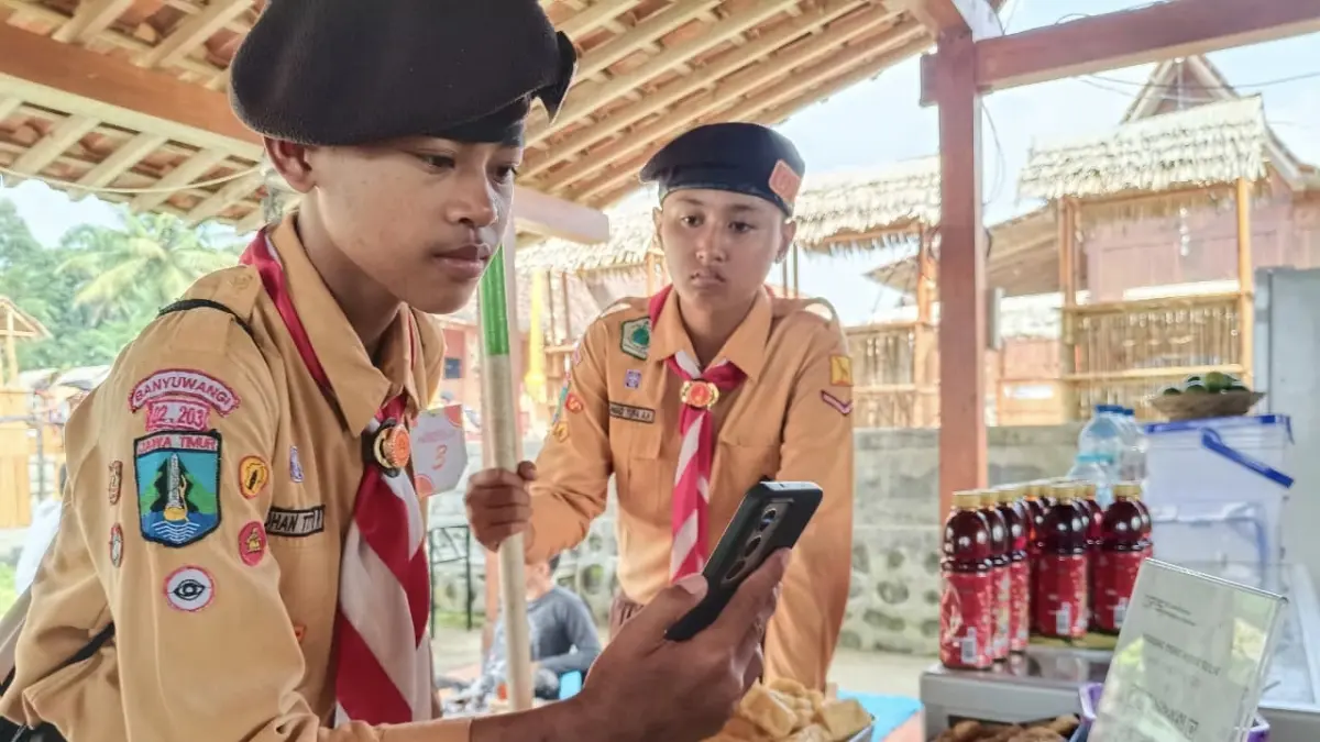 Peserta Radar Digital Mission Race 2026 menyelesaikan tantangan transaksi kuliner menggunakan QRIS Bank Jatim di Agro Wisata Taman Suruh, Banyuwangi. (Istimewa)