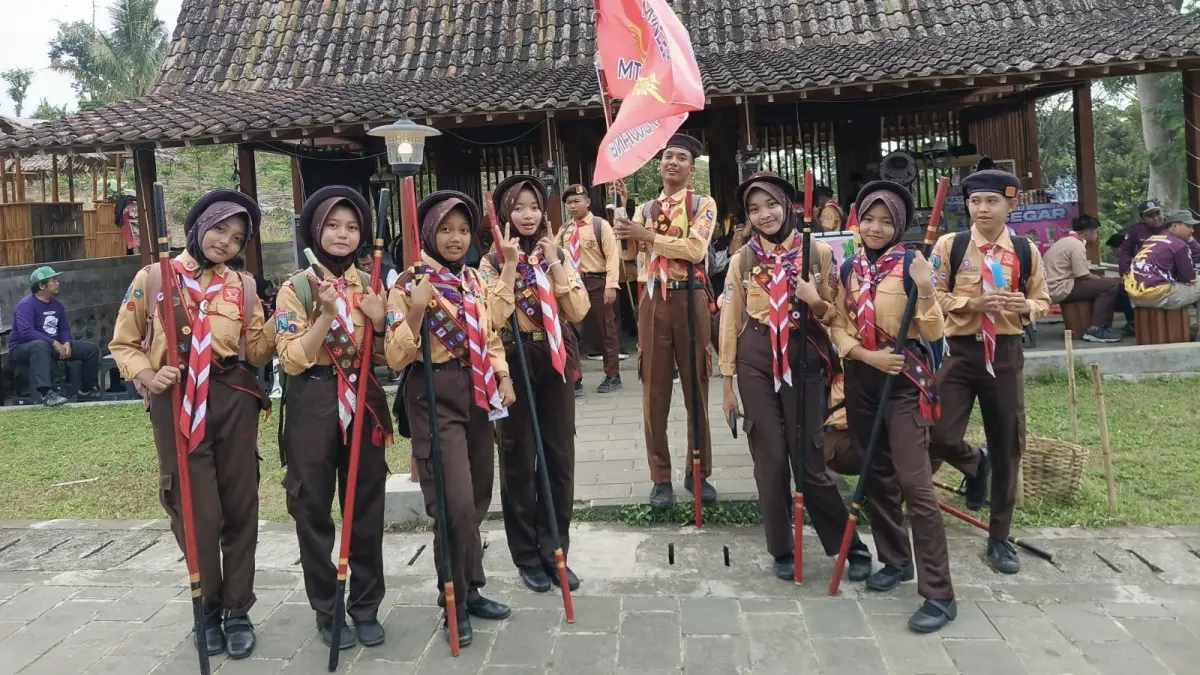 Peserta tampak menikmati suasana AWT. Mereka berbelanja di stand UMKM yang ada di sekitaran lokasi. (Istimewa)