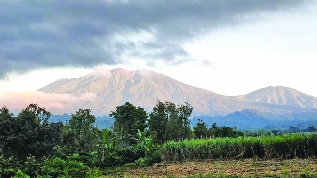Visual Gunung Raung dipotret dari Pos Pengamatan Gunung Api (PPGA) Raung pada Sabtu (22/8). (PPGA Raung untuk Radar Banyuwangi)