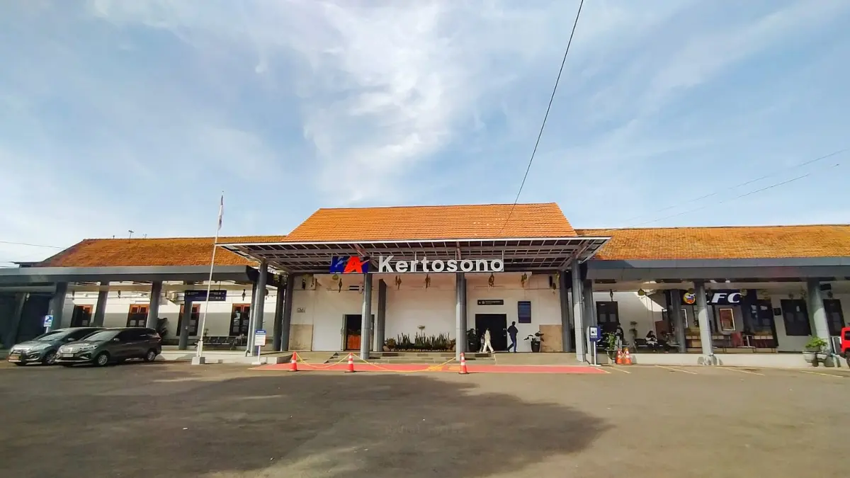 Penumpang berjalan menuju Stasiun Kertosono, Nganjuk. KAI mengimbau pelanggan datang lebih awal selama pelaksanaan karnaval HUT ke-81 RI untuk mengantisipasi kepadatan lalu lintas dan pengalihan arus di sekitar stasiun. (Wikimedia Commons/Naufal Farras)