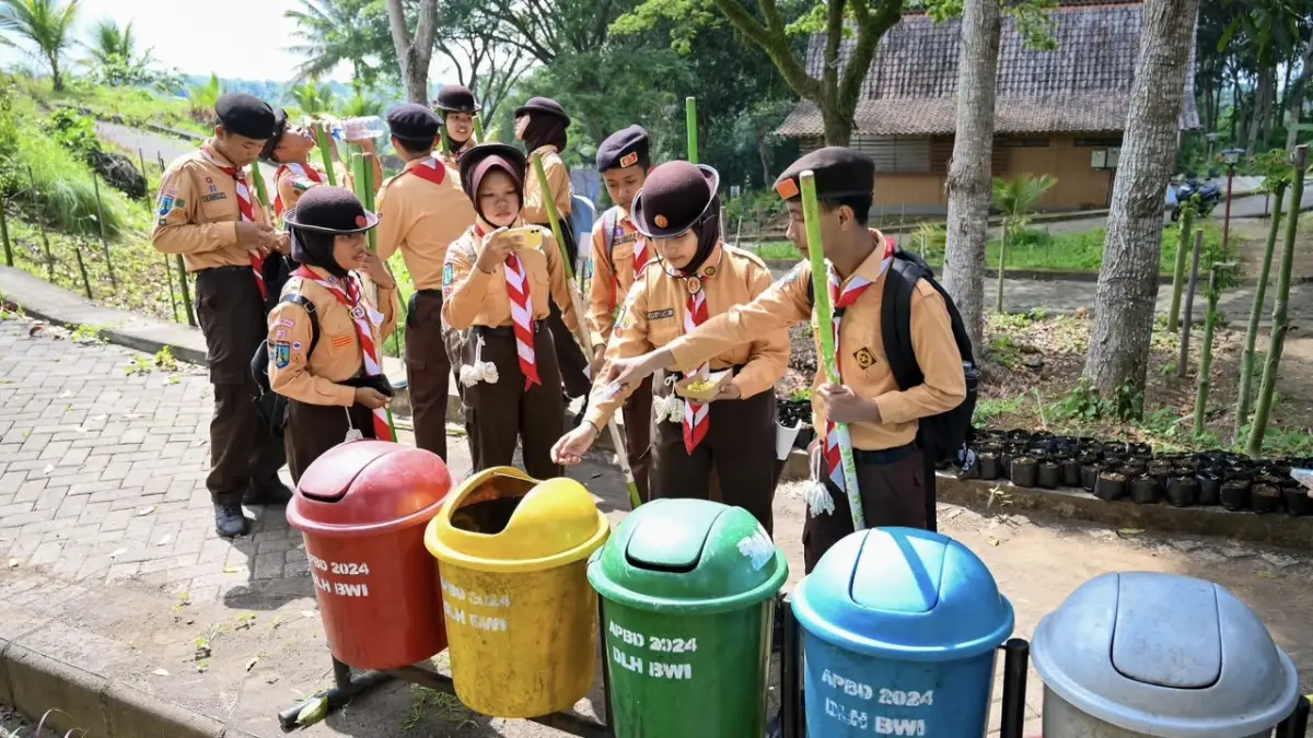Peserta Radar Digital Mission Race 2026 memilah sampah organik dan anorganik dalam salah satu misi di Agro Wisata Tamansuruh, Kecamatan Glagah, Banyuwangi. Tantangan ini menjadi bagian dari edukasi kepedulian lingkungan. (Ramada Kusuma/Radar Banyuwangi)