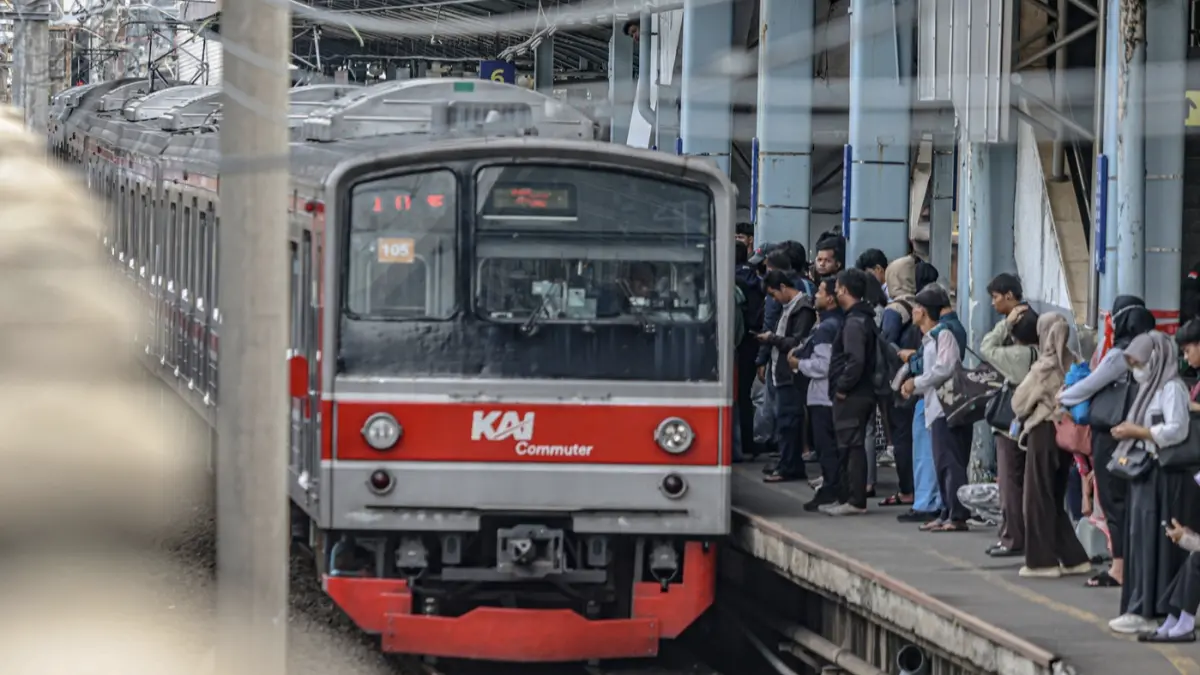 Aktivitas penumpang Commuter Line mencerminkan meningkatnya kebutuhan mobilitas masyarakat yang menghubungkan kawasan permukiman dengan pusat pekerjaan dan aktivitas ekonomi. (JawaPos.com)