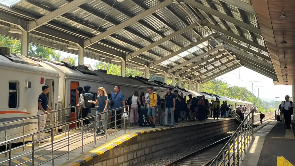 Aktivitas penumpang di stasiun meningkat menjelang libur nasional dan peringatan Maulid Nabi Muhammad SAW 2026. KAI memperkuat pelayanan untuk menjaga perjalanan tetap aman, nyaman, tertib, dan lancar. (KAI)