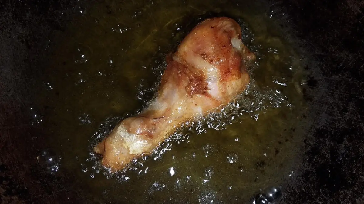 Buih pada minyak muncul ketika air dalam ayam berubah menjadi uap saat terkena minyak panas. (Meivira untuk Radar Banyuwangi)