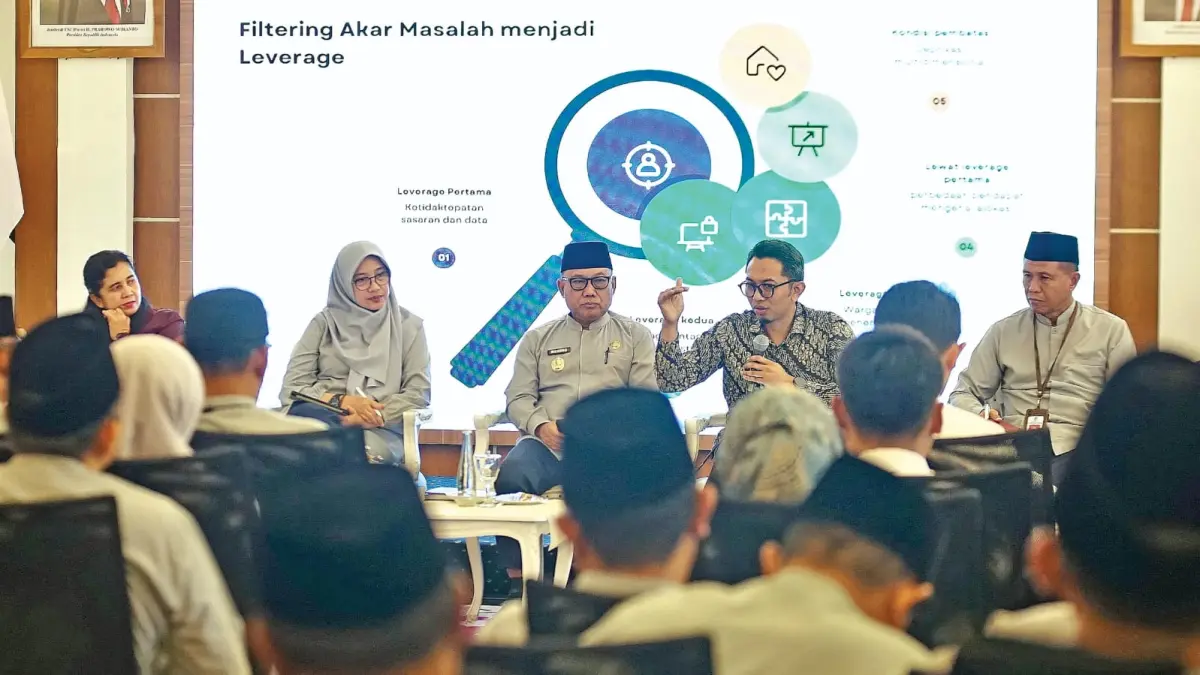 Bupati Banyuwangi Ipuk Fiestiandani bersama Wakil Bupati Mujiono dan Tenaga Ahli Menteri Sosial Andy Kurniawan membahas Program Pemberdayaan dan Pengentasan Sosial Ekonomi (PPSE) di Banyuwangi. (Humas Pemkab untuk Radar Banyuwangi)