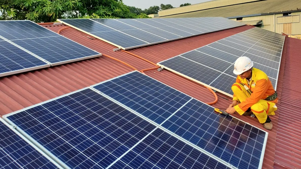 Integrasi tenaga surya dan BESS memungkinkan energi yang dihasilkan pada siang hari dimanfaatkan pada waktu kebutuhan listrik lebih tinggi. (Pexels/Trinh Trần)