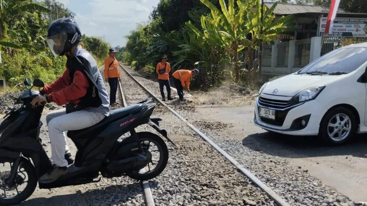 Kondisi jalan di perlintasan kereta api Kelurahan Giri, Banyuwangi, yang dikeluhkan warga karena rusak dan dinilai berpotensi membahayakan pengguna jalan. (Agus Dani untuk Radar Banyuwangi)