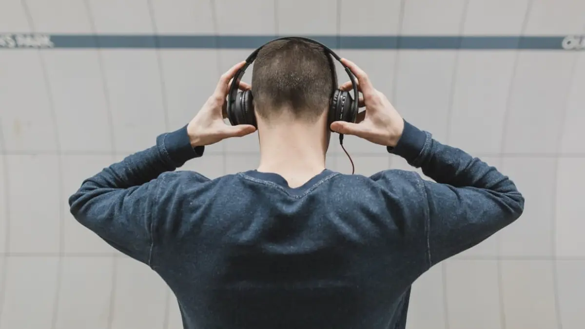 Menikmati pilihan lagu dengan karakter berbeda dapat membuat suasana santai terasa semakin personal. (Pexels/Burst)