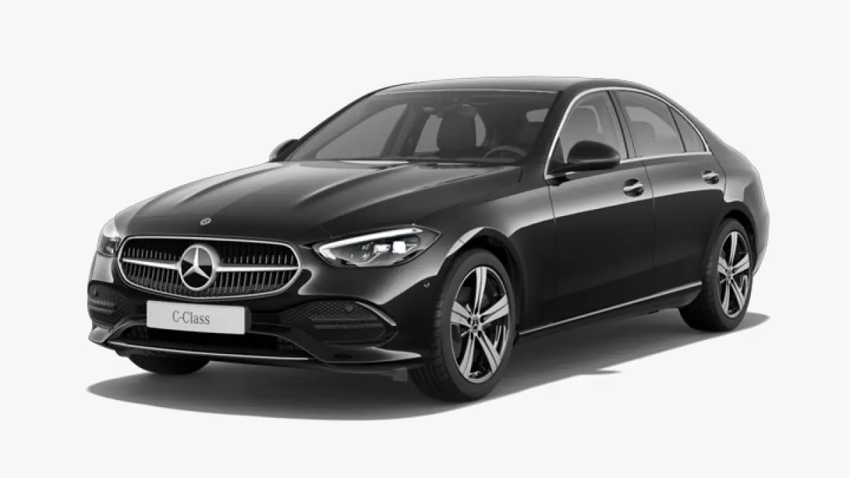 Mercedes-Benz C-Class facelift tampil dengan gril berlampu dan emblem krom sebagai salah satu pembeda utama dari model sebelumnya. (Mercedes-Benz Indonesia)