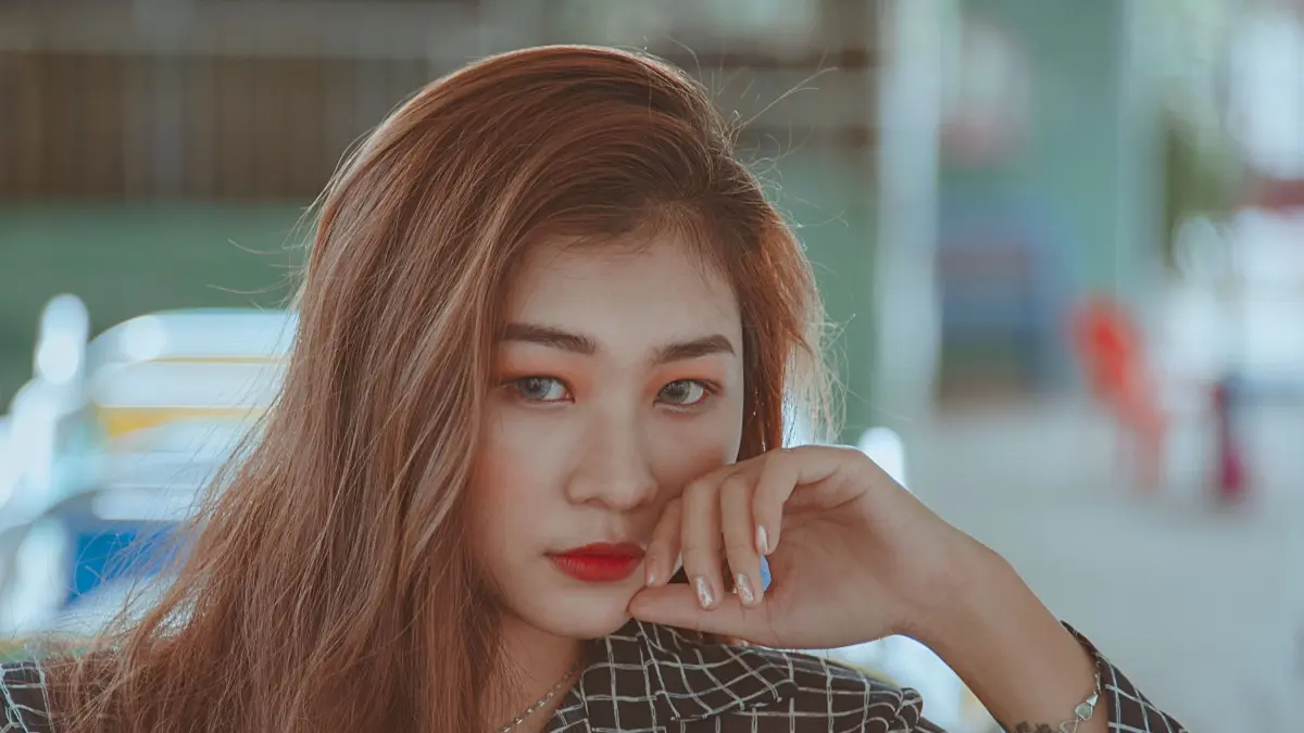 Penyusutan rahang dalam perjalanan evolusi manusia turut membentuk tonjolan tulang yang kini dikenal sebagai dagu. (Pexels/Min An)