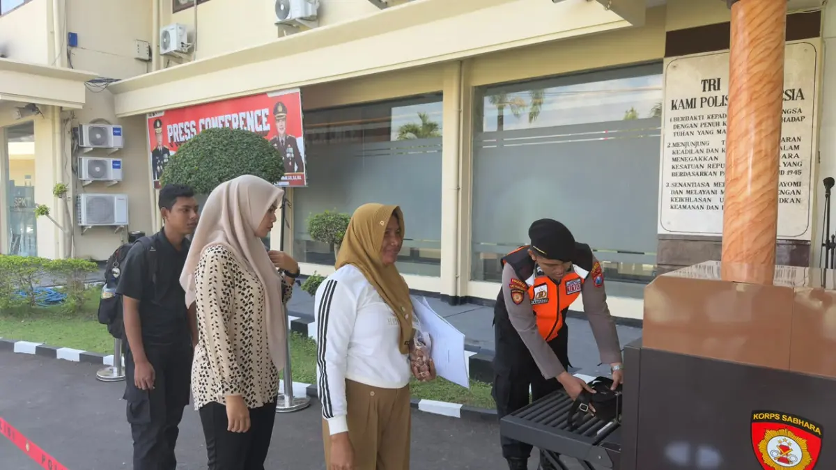 Personel Satpamobvit Polresta Banyuwangi mengikuti simulasi pengamanan VIP di Mapolresta Banyuwangi, Senin (24/8), untuk meningkatkan kesiapsiagaan dalam menghadapi berbagai situasi pengamanan. (Bagus Rio/Radar Banyuwangi)