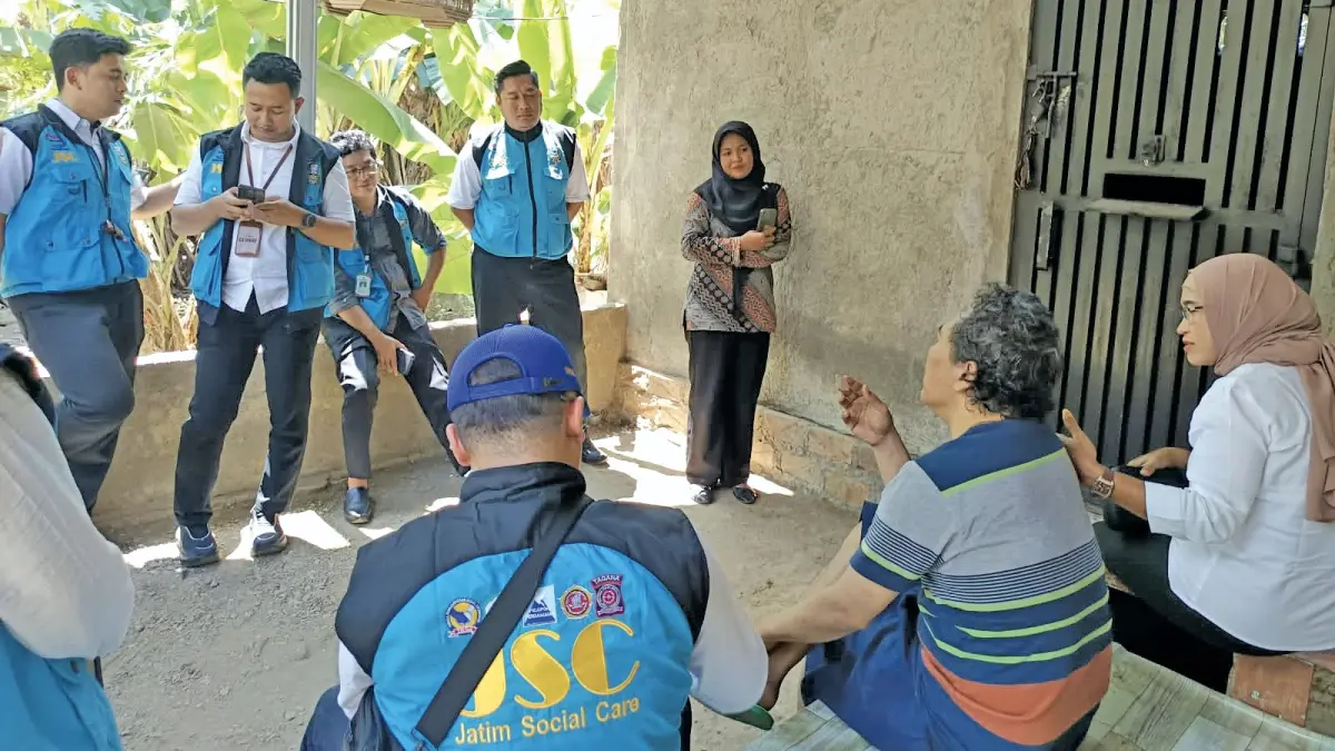 Petugas gabungan bersiap membawa S, ODGJ asal Muncar yang telah dipasung sekitar empat tahun, ke rumah sakit jiwa di Surabaya untuk menjalani proses rehabilitasi pada Sabtu (22/8). (Slamet Hariyadi untuk Radar Banyuwangi)