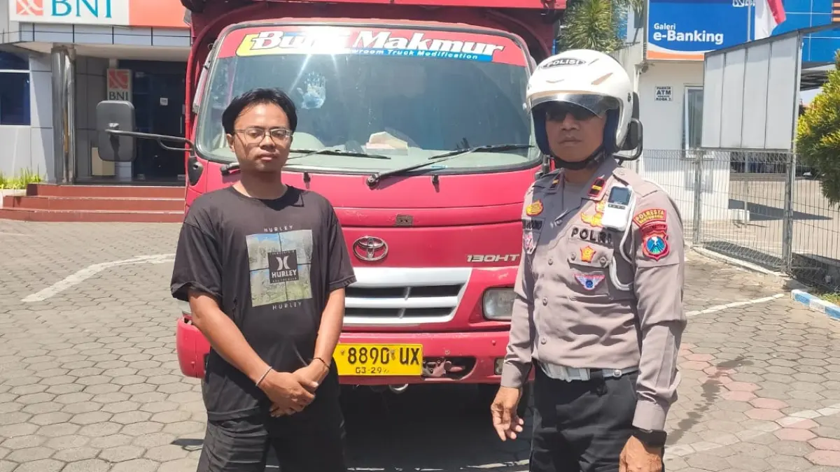 Rekayasa lalu lintas disiapkan untuk mengatur arus kendaraan selama rangkaian kegiatan perayaan kemerdekaan di Genteng. (Salis Ali/Radar Banyuwangi)