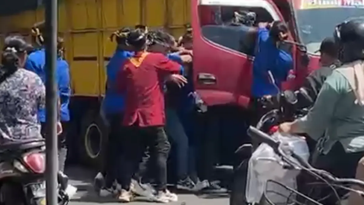 Situasi lomba gerak jalan dan arus kendaraan di Jalan Gajah Mada saat kegiatan berlangsung. (Tangkapan Layar)
