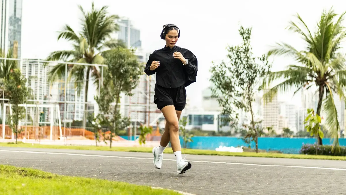 Sprint dan joging memicu respons fisiologis yang berbeda, sehingga keduanya dapat dipadukan untuk memperoleh stimulus latihan yang lebih beragam. (Pexels/Hugo Polo)