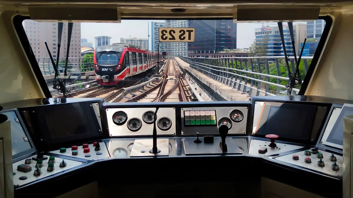 Teknologi Automatic Train Control membantu memantau perjalanan kereta berdasarkan kecepatan, posisi, kondisi lintasan, sinyal, dan kewenangan perjalanan. (Pexels/Noel Snpr)