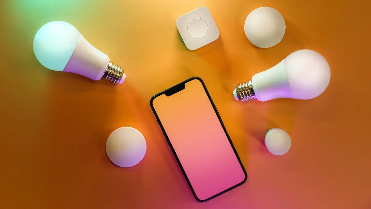 Teknologi Li-Fi memanfaatkan perubahan intensitas cahaya LED yang sangat cepat untuk mengirimkan data secara nirkabel. (Pexels/Jakub Zerdzicki)