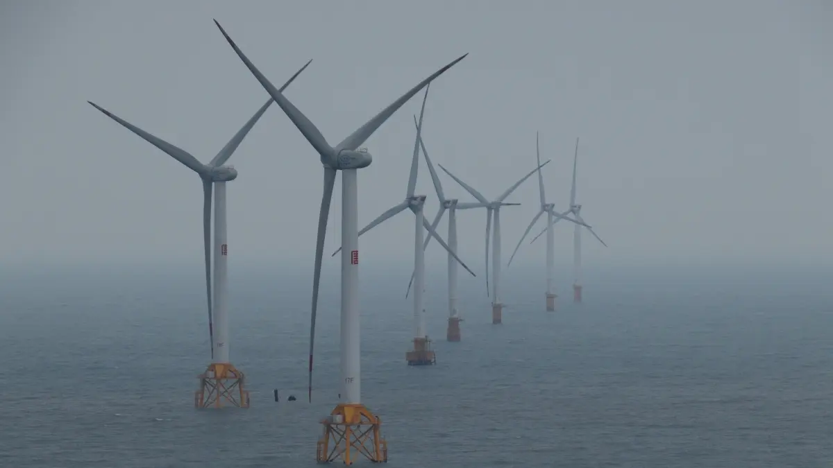 Turbin angin lepas pantai memanfaatkan energi angin di laut untuk menghasilkan listrik terbarukan dalam skala besar. (Pexels/gong qianlan)