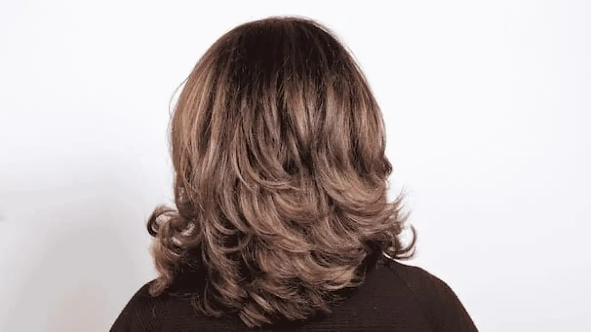Wolf cut memadukan karakter shag dan mullet untuk menciptakan tampilan ber-layer yang edgy, dinamis, dan mudah disesuaikan. (BeBeautiful)