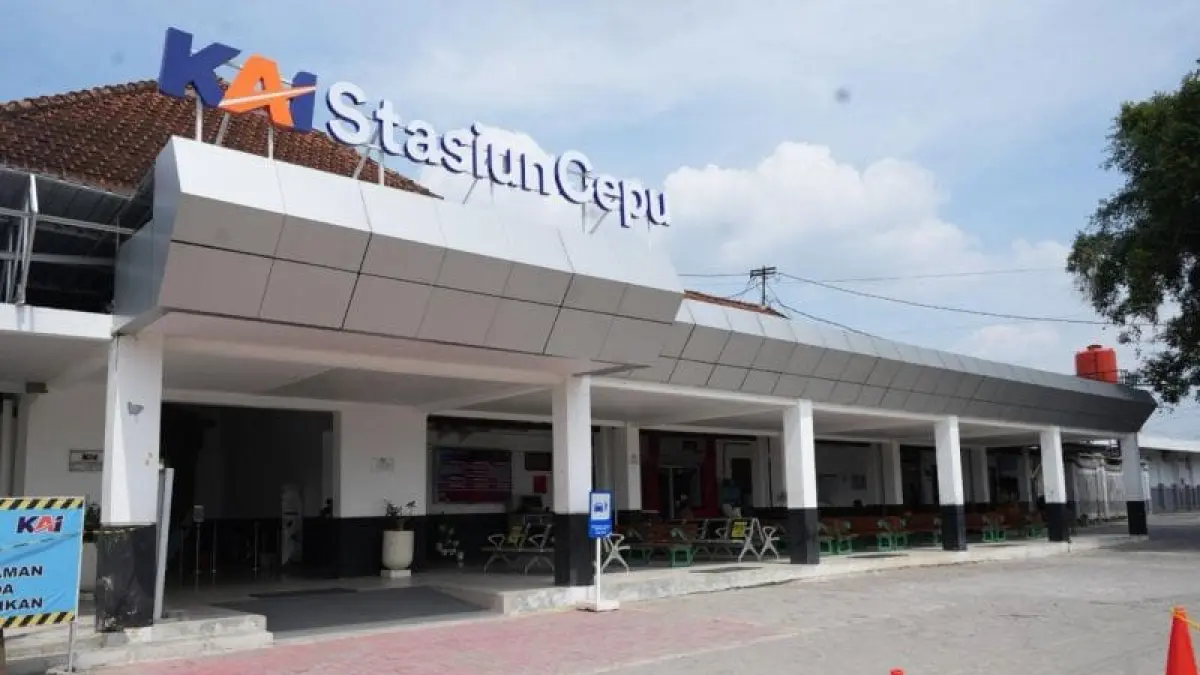 Aktivitas di sekitar Stasiun Cepu, Blora. Penumpang kereta api diimbau datang lebih awal pada 26-27 Agustus 2026 untuk mengantisipasi kepadatan lalu lintas dan pengalihan arus selama Karnaval Cepu 2026. (Antara)