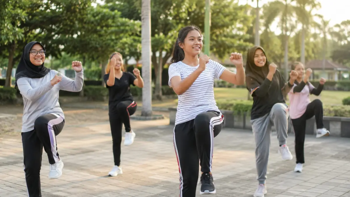 Aktivitas fisik dan pola makan seimbang perlu dibiasakan sejak dini sebagai bagian dari upaya menurunkan risiko diabetes pada anak dan remaja. (ChatGPT)