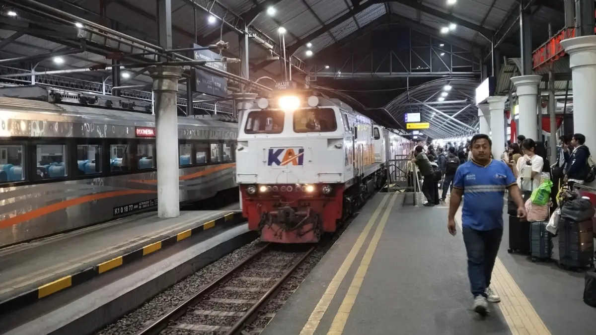 Aktivitas pelanggan terlihat di Stasiun Surabaya Gubeng pada masa libur Maulid Nabi Muhammad SAW. KAI Daop 8 Surabaya memproyeksikan melayani 36.755 pelanggan pada 25 Agustus 2026. (KAI)
