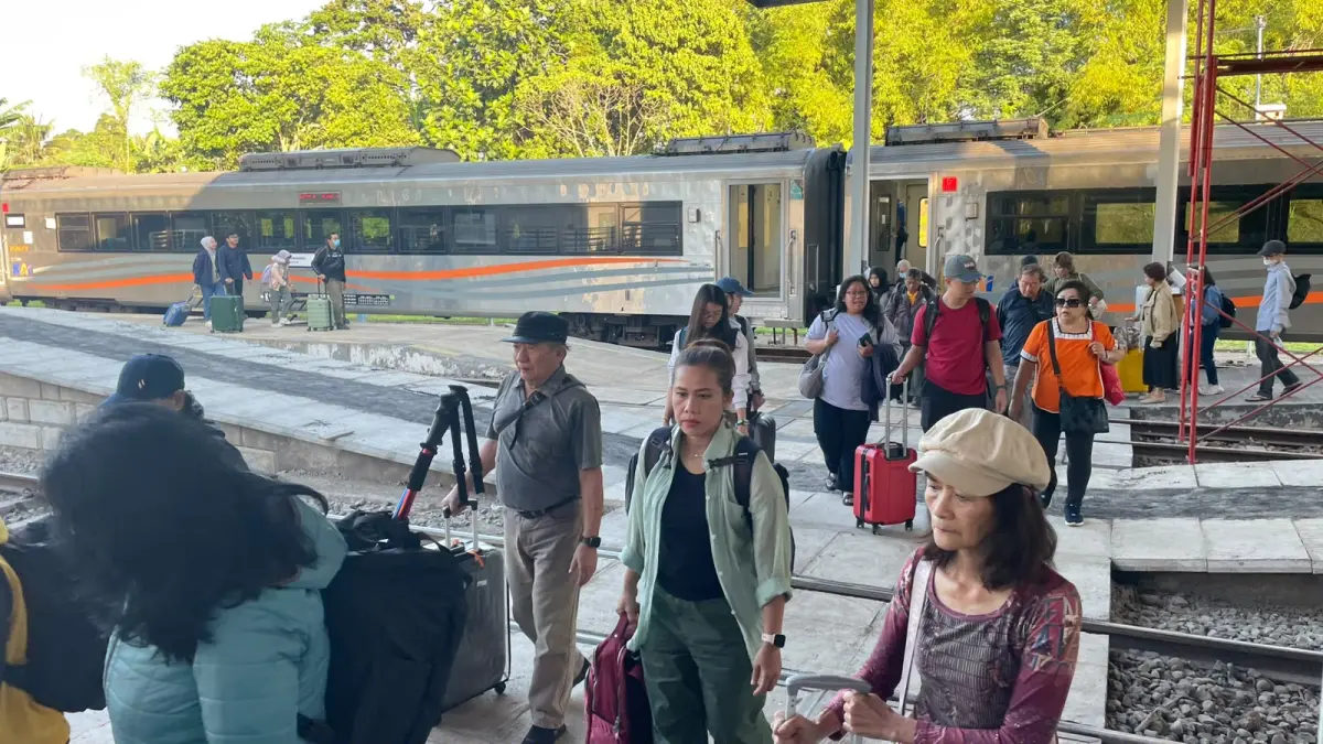 Aktivitas penumpang di Stasiun Banyuwangi Kota pada Selasa (25/8/2026), saat mobilitas masyarakat meningkat selama libur panjang Maulid Nabi Muhammad SAW. (KAI)