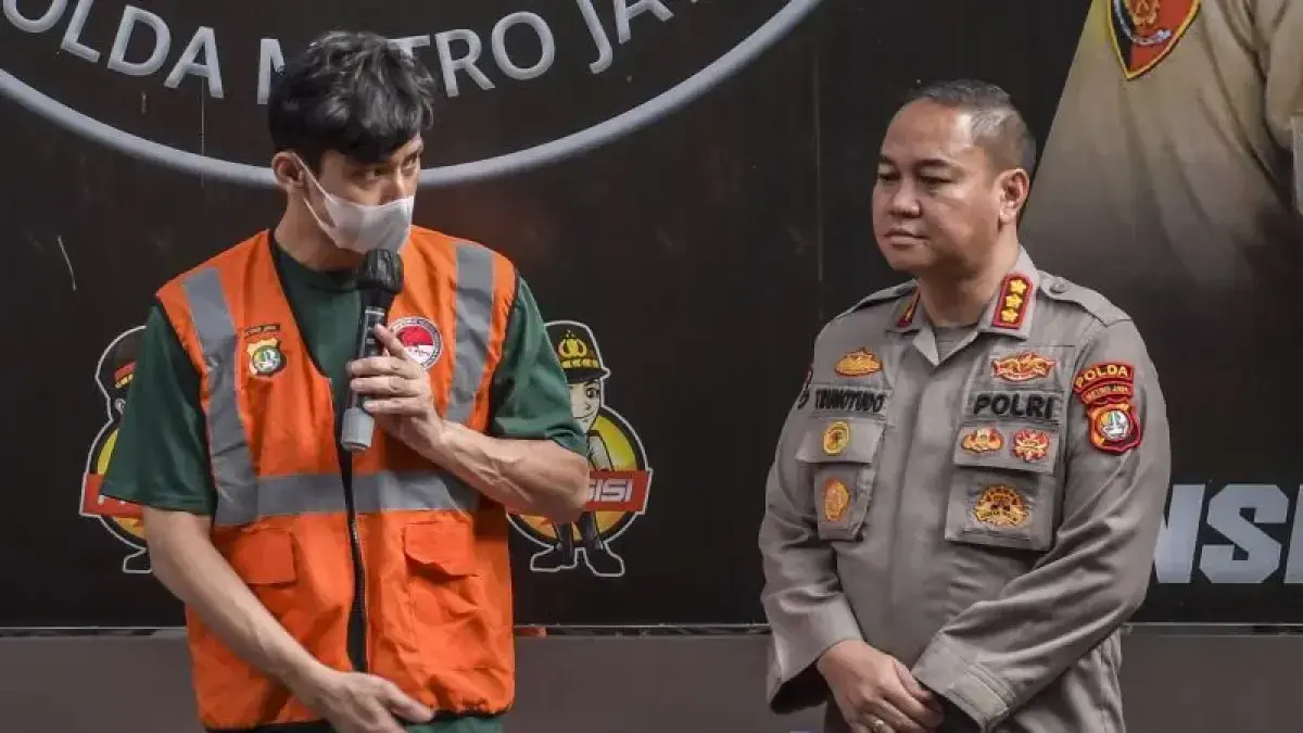 Aktor Revaldo Fifaldi Suria Permana (kiri) saat ditangkap kasus narkoba pada 2023. (ANTARA FOTO/GALIH PRADIPTA)