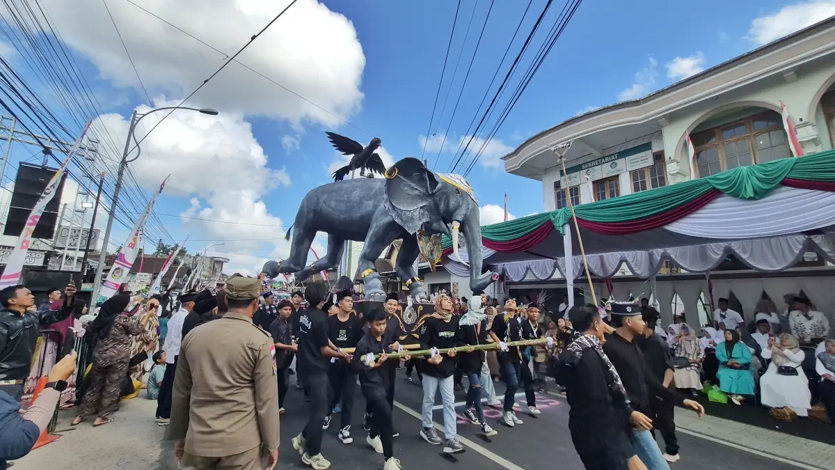 Beragam kembang endog hasil kreativitas warga menghiasi Festival Endog-Endogan Kembiritan dan menjadi daya tarik dalam perayaan Maulid Nabi. (Salis Ali/Radar Banyuwangi)