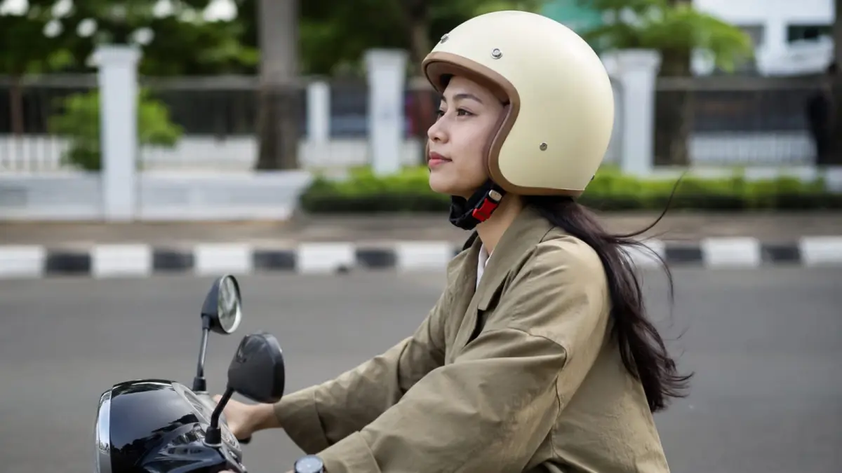 Helm bergaya retro atau chips memiliki desain minimalis, tetapi pengendara tetap perlu mengutamakan perlindungan kepala dan wajah sesuai standar keselamatan. (ChatGPT)