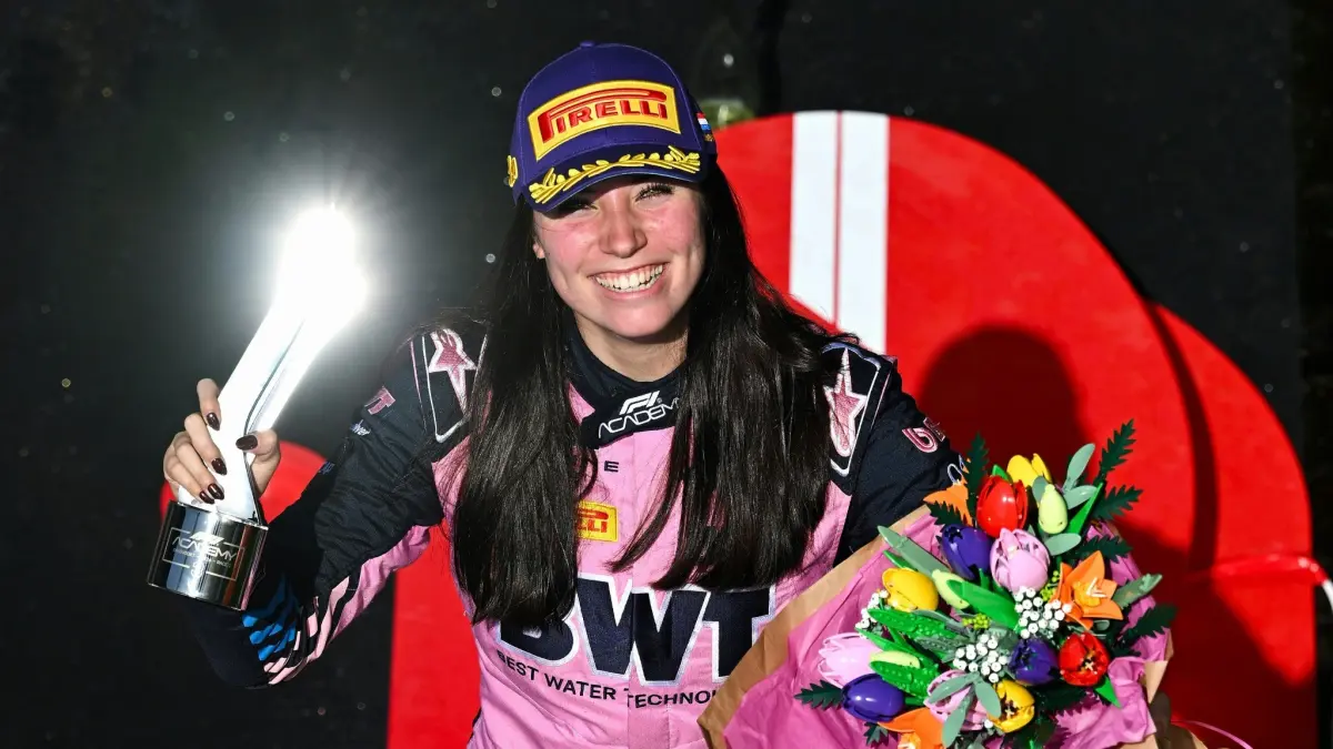 Nina Gademan merayakan podium keduanya sepanjang akhir pekan Grand Prix Belanda di Zandvoort. (F1 Academy)