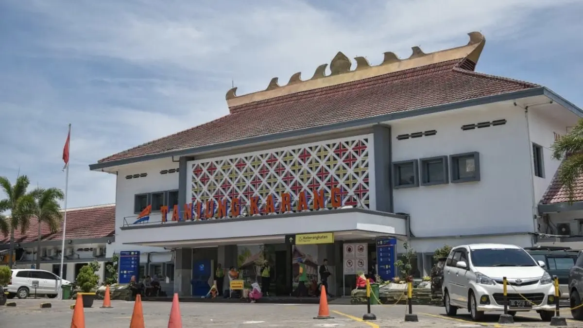 Peningkatan jumlah pelanggan mendorong KAI menyesuaikan kapasitas dan sarana KA Rajabasa untuk memenuhi kebutuhan perjalanan antardaerah. (Antara)