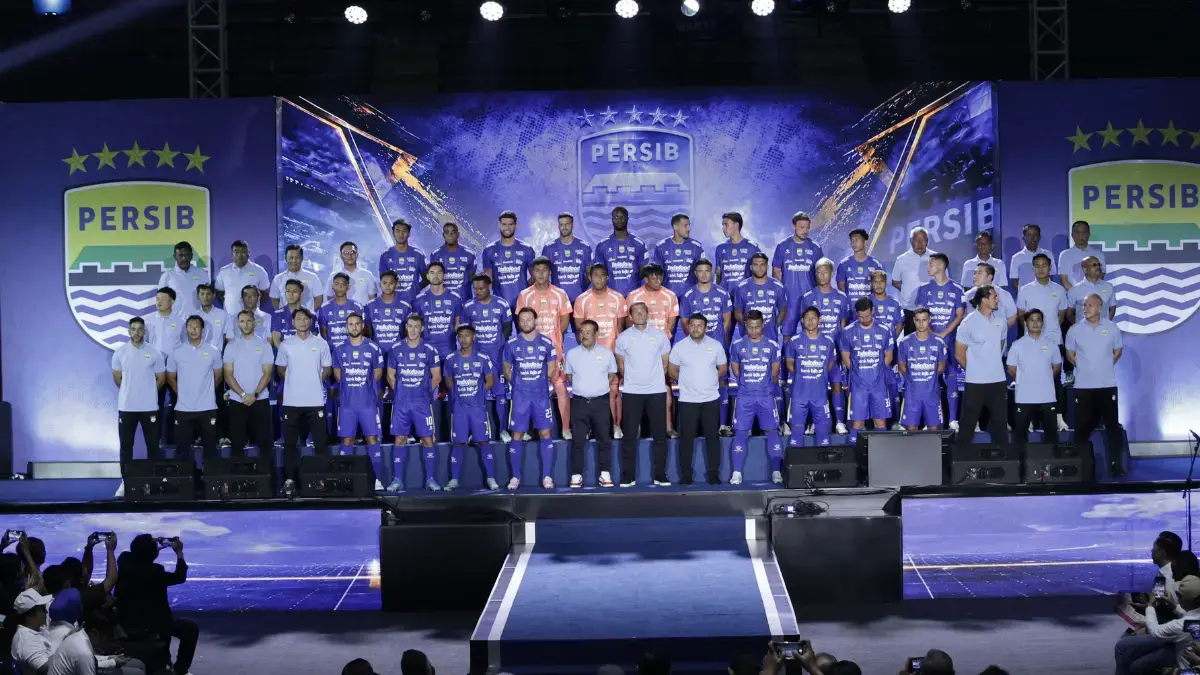 Persib Bandung meluncurkan skuad dan jersey musim 2026/2027. Pangeran Biru membidik trofi liga keempat beruntun serta tantangan Asia. (Persib)