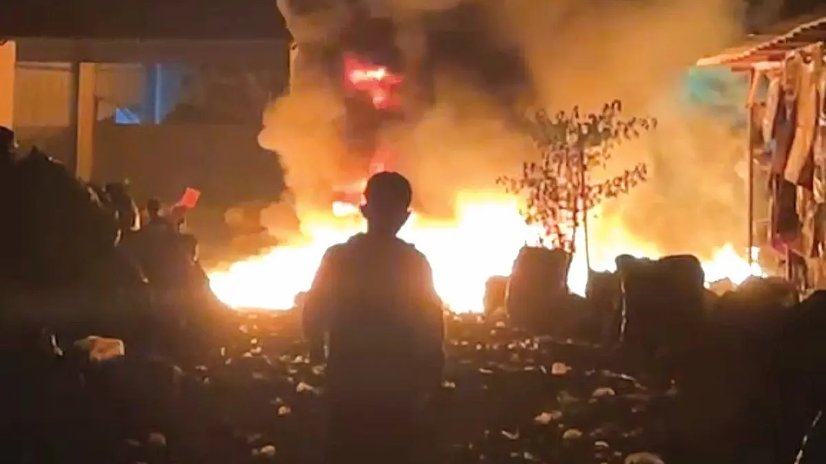 Petugas Damkarmat Sektor Srono memadamkan kebakaran di tempat penyimpanan rongsokan Desa Wonosobo, Kecamatan Srono, Banyuwangi, Senin malam (24/8). (Damkarmat untuk Radar Banyuwangi)