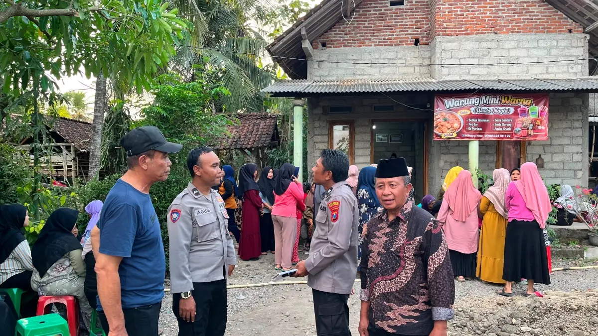 Petugas Polsek Purwoharjo melakukan olah tempat kejadian perkara bocah meninggal dunia di Sungai Setail, Desa/Kecamatan Purwoharjo, Senin (24/8). (Agus Suhartono untuk Radar Banyuwangi)