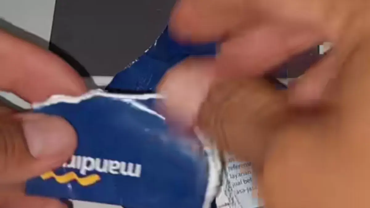 Potret aksi penyobekan buku rekening Bank Mandiri (Tangkap layar TikTok @masyarakat melihat)