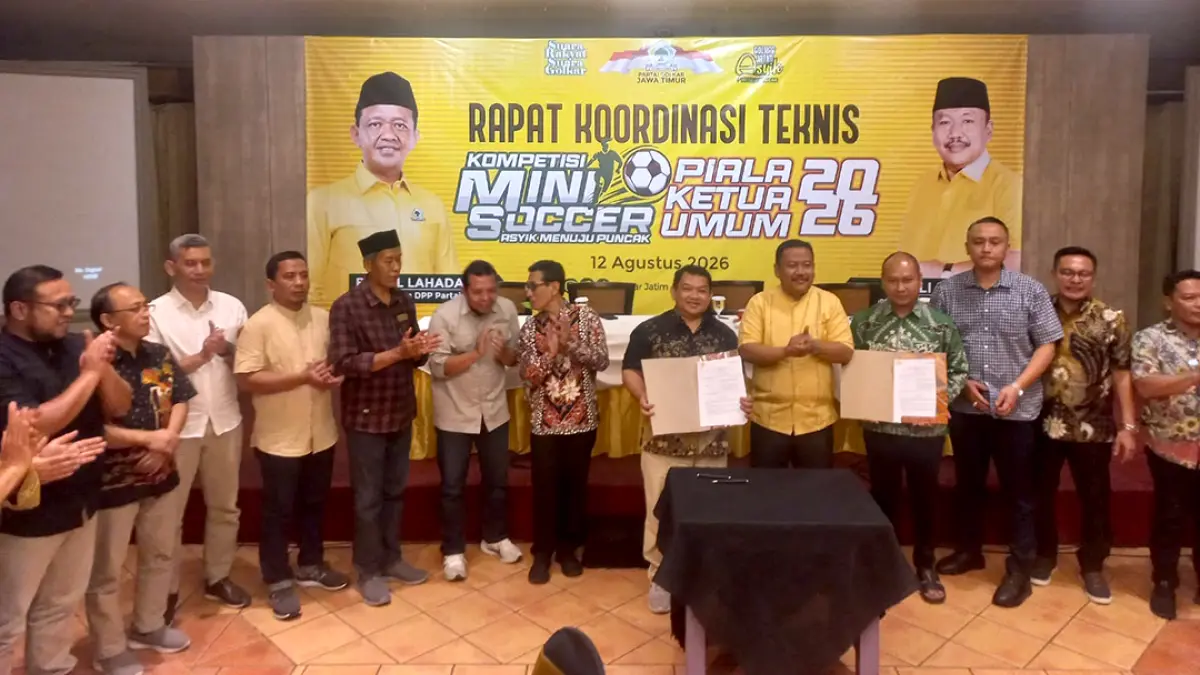 TERBESAR DAN PERTAMA: Ketua DPD Partai Golkar Provinsi Jawa Timur Ali Mufti (tengah, baju kuning) bersama para Direktur Jawa Pos Radar se-Jatim saat penandatanganan MoU turnamen Bahlil Minisoccer Asyik Menuju Puncak. Wakil Direktur Radar Banyuwangi Sidrotul Muntaha (kanan) ikut hadir dalam kegiatan tersebut. (Istimewa)