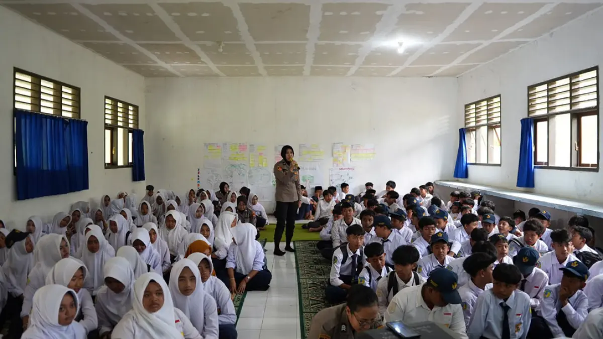 Anggota Polresta Banyuwangi memberikan pemahaman dan materi pencegahan kenalanan remaja kepada SMPN 3 Kalipuro, Rabu (26/8). (Humas Polresta Banyuwangi)