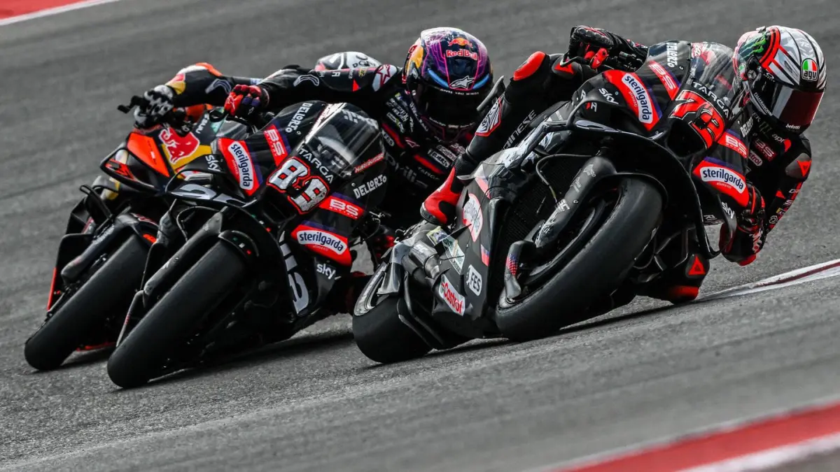 Aprilia Racing menunjukkan peningkatan performa di MotoGP 2026 berkat pengembangan paket aerodinamika dan sasis yang dinilai lebih seimbang di berbagai karakter lintasan. (MotoGP)